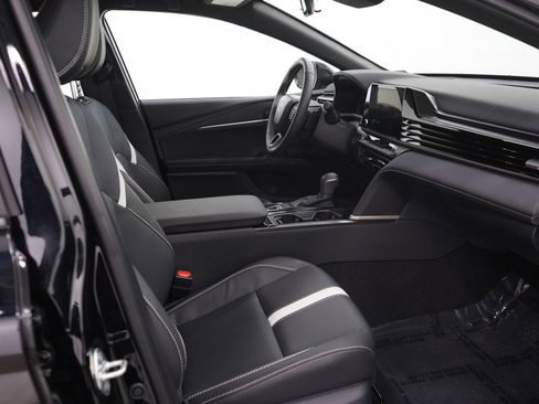 Used 2025 Toyota Camry SE image 10