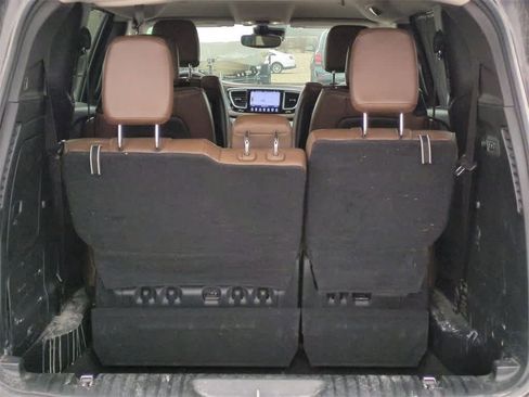 Used 2017 Chrysler Pacifica Limited image 34