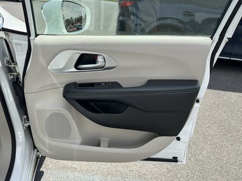 Used 2018 Chrysler Pacifica Limited w/ Advanced Safetytec Group image 34