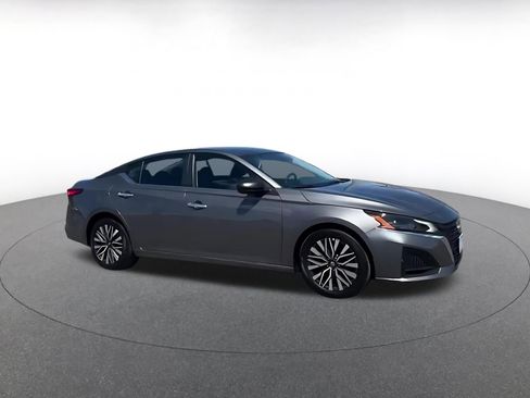 Used 2025 Nissan Altima 2.5 SV FWD image 2