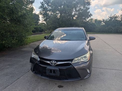 Used 2017 Toyota Camry SE w/ Moonroof Package FWD image 1