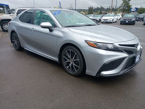 Used 2021 Toyota Camry SE FWD image 3