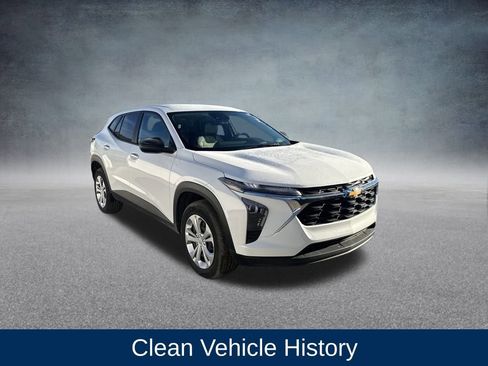 Used 2025 Chevrolet Trax LS image 4