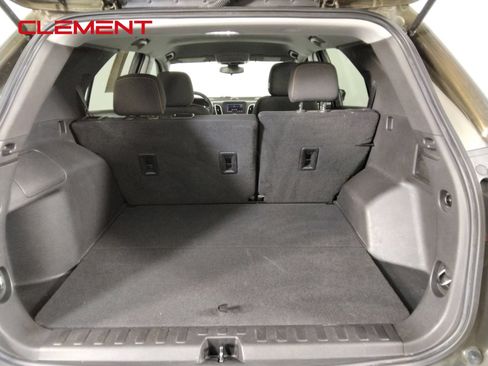 Used 2023 Chevrolet Equinox LT FWD image 9