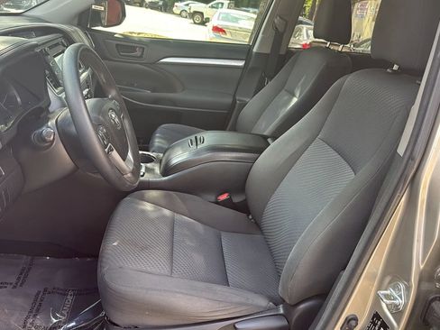 Used 2016 Toyota Highlander LE FWD image 13