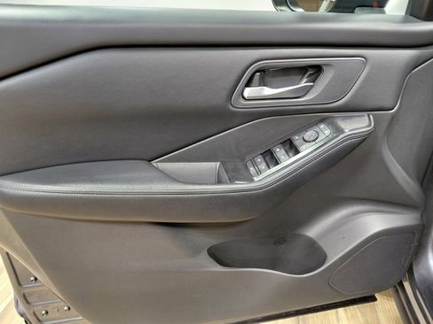 Used 2025 Nissan Rogue SV image 31