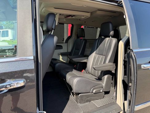 Used 2015 Chrysler Town & Country Touring-L w/ Driver Convenience Group FWD image 23