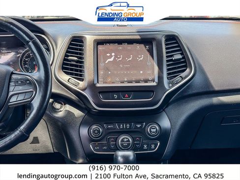 Used 2019 Jeep Cherokee Trailhawk AWD/4WD image 12