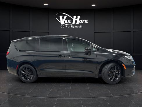 Used 2023 Chrysler Pacifica Touring-L w/ Uconnect Theater Family Group AWD/4WD image 8
