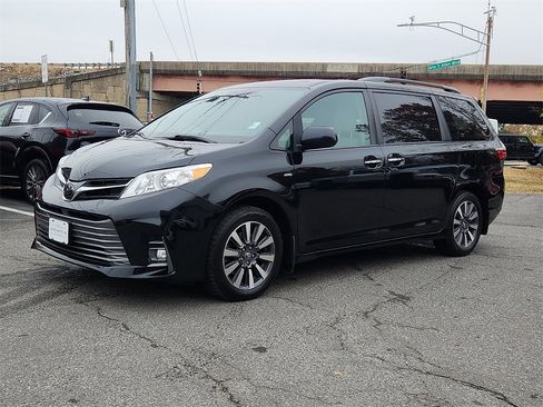 Used 2020 Toyota Sienna XLE image 3