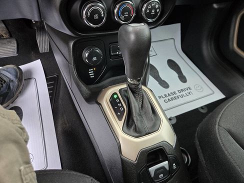 Used 2017 Jeep Renegade Latitude w/ Cold Weather Group image 15