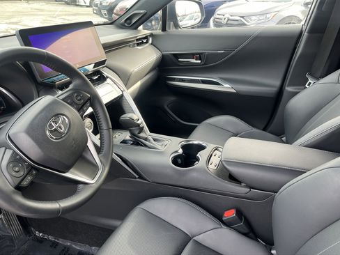 Used 2023 Toyota Venza Limited image 19