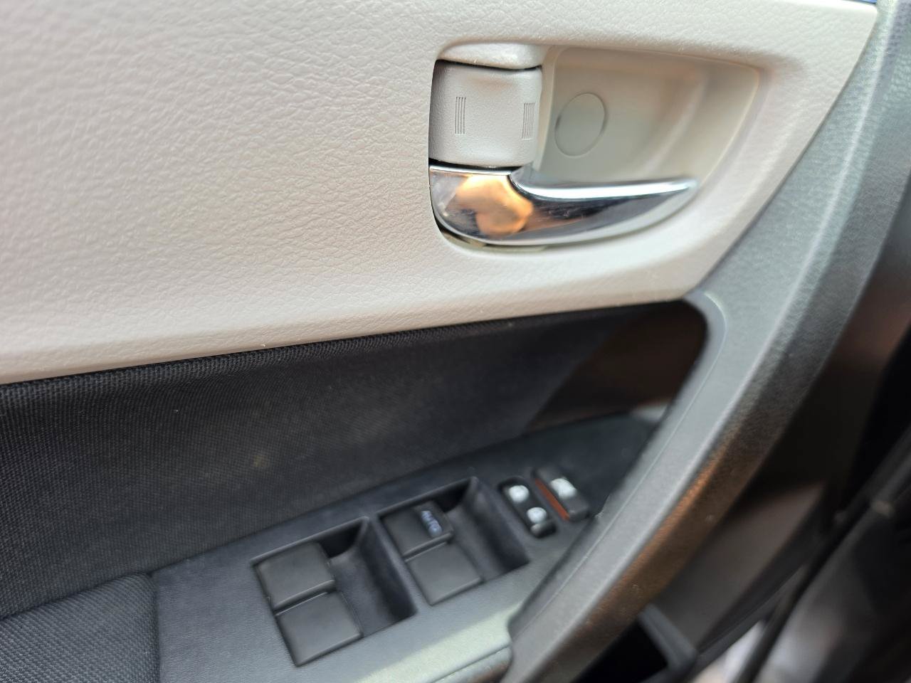 Used 2016 Toyota Corolla LE FWD image 17