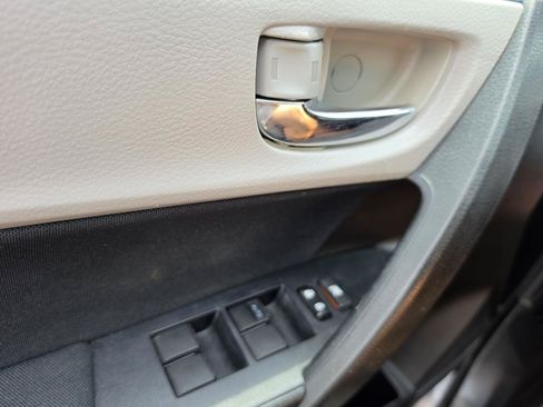 Used 2016 Toyota Corolla LE FWD image 17
