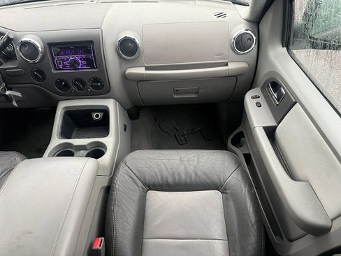 Used 2005 Ford Expedition XLT image 24