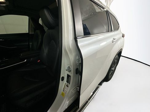 Used 2024 Toyota Highlander XLE FWD image 12