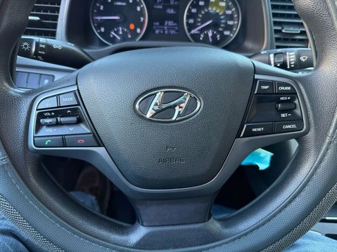 Used 2017 Hyundai Elantra SE image 11