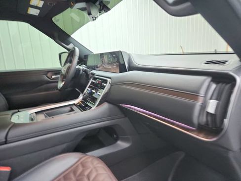 Used 2025 Nissan Armada Platinum Reserve AWD/4WD image 39
