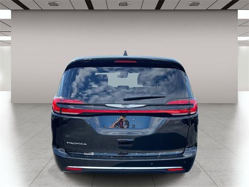 New 2026 Chrysler Pacifica Select image 4