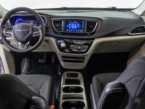 Used 2020 Chrysler Voyager LX image 22