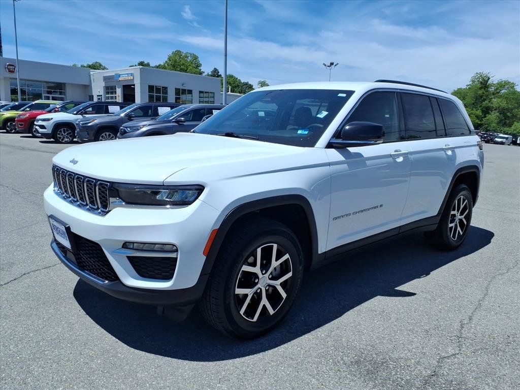 Used 2025 Jeep Grand Cherokee Limited AWD/4WD image 8
