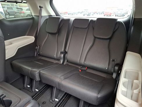Used 2024 Kia Carnival EX image 11