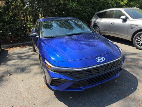 Used 2025 Hyundai Elantra Sport image 2