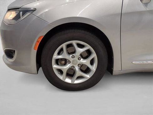 Used 2020 Chrysler Pacifica Touring-L w/ Tire & Wheel Group image 26