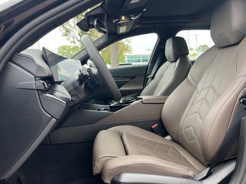 Used 2025 BMW 540i xDrive w/ Premium Package image 16