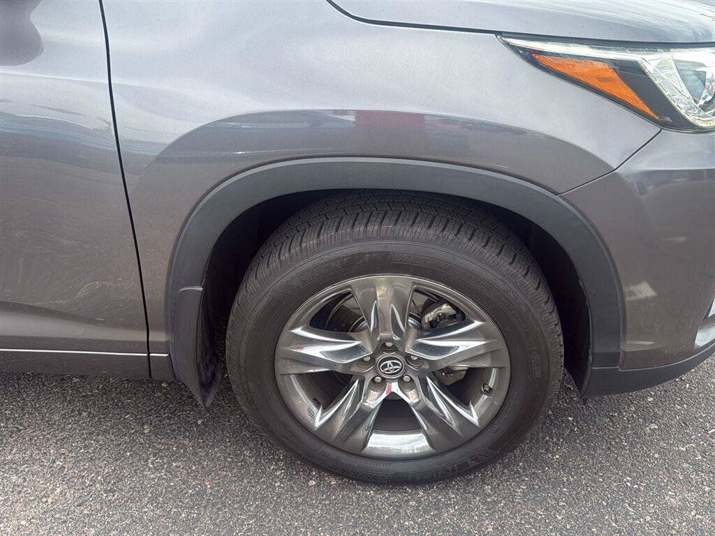 Used 2017 Toyota Highlander Limited Platinum AWD/4WD image 5