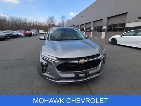 Used 2025 Chevrolet Trax LT w/ LT Convenience Package image 6