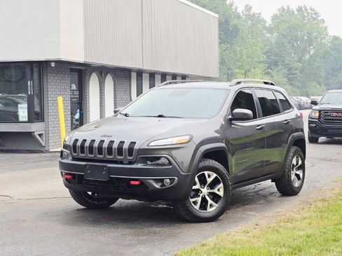 Used 2018 Jeep Cherokee Trailhawk AWD/4WD image 2