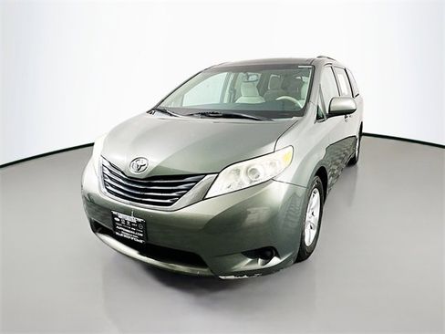 Used 2013 Toyota Sienna LE image 3