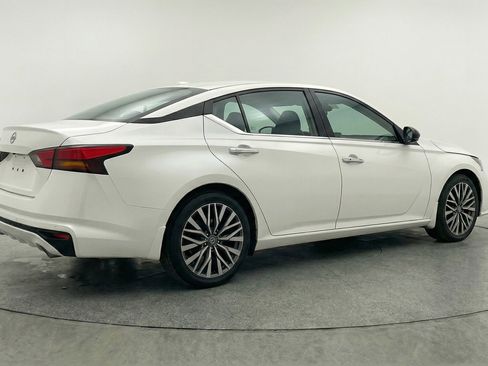 Used 2025 Nissan Altima 2.5 SV FWD image 9