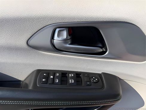 Used 2018 Chrysler Pacifica Limited w/ Advanced Safetytec Group FWD image 20