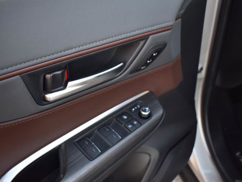 Used 2021 Toyota Venza Limited image 15