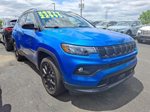 Used 2023 Jeep Compass Latitude w/ Sun and Sound Group AWD/4WD image 1