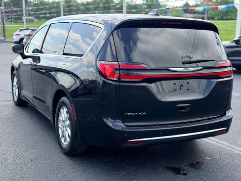 Used 2023 Chrysler Pacifica Touring-L FWD image 7