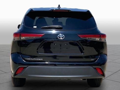 Used 2023 Toyota Highlander LE FWD image 5