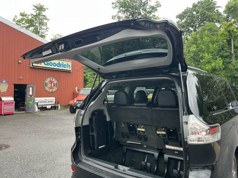 Used 2016 Toyota Sienna SE Premium FWD image 26