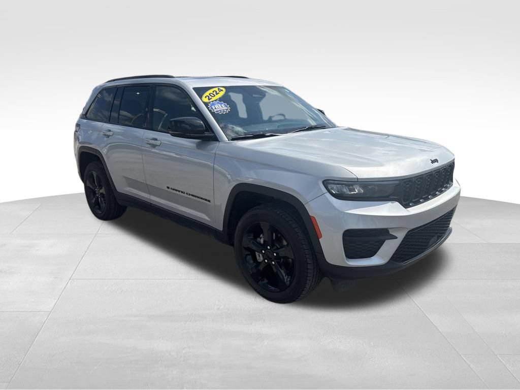 Used 2024 Jeep Grand Cherokee Altitude AWD/4WD image 9