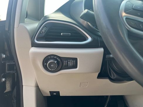 Used 2024 Chrysler Pacifica Touring-L FWD image 22
