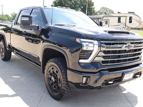 Used 2024 Chevrolet Silverado 3500 High Country w/ High Country Premium Package AWD/4WD image 4
