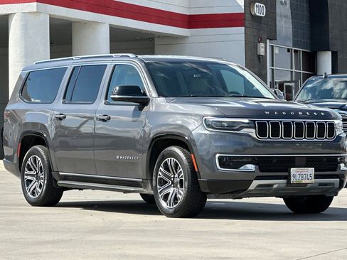 Used 2024 Jeep Wagoneer L Series II w/ Flexible Seating Group AWD/4WD image 8
