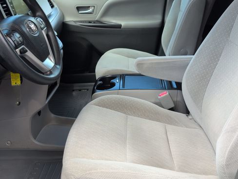 Used 2018 Toyota Sienna LE FWD image 6