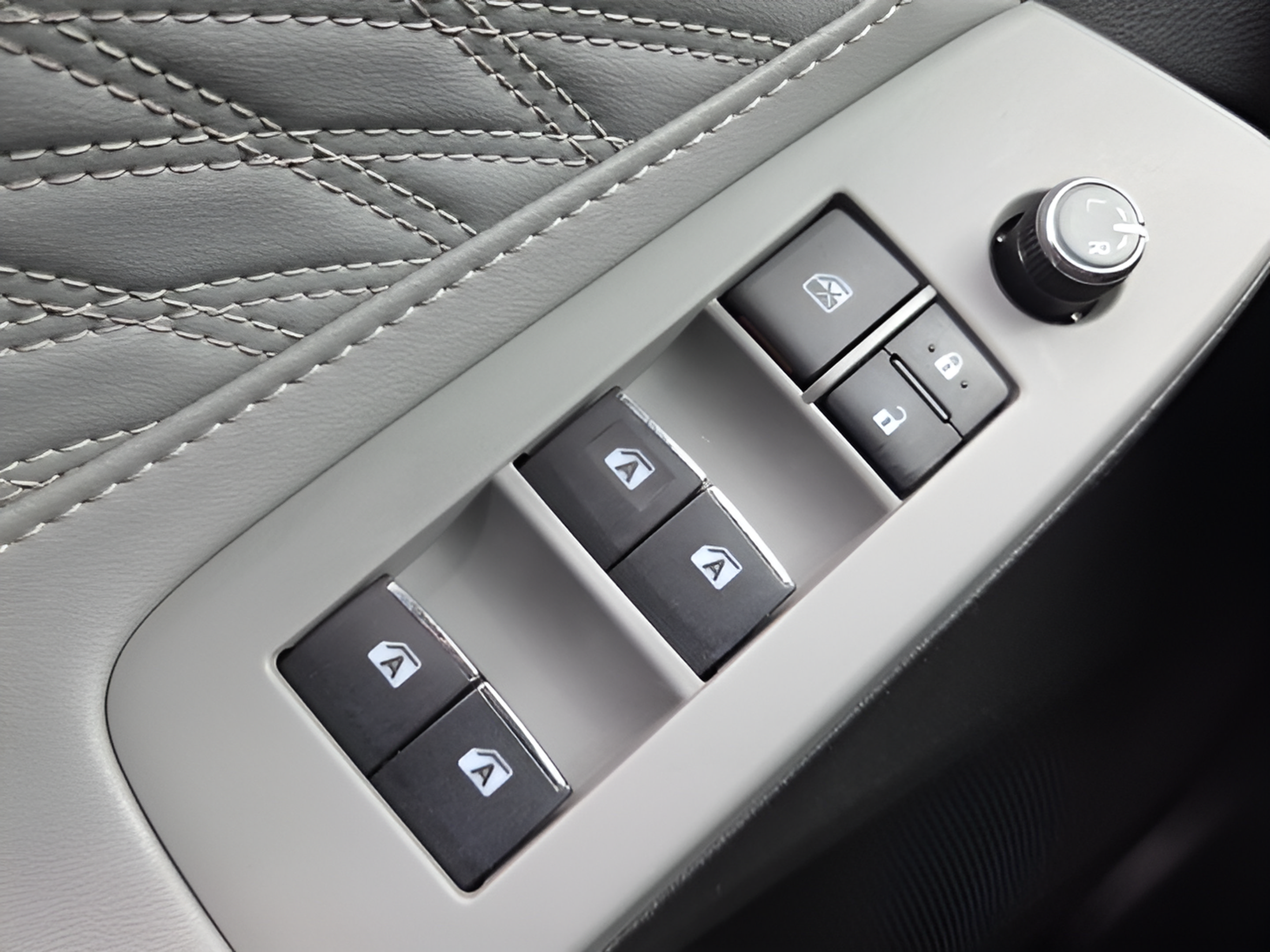 Used 2020 Toyota Avalon Limited FWD image 30