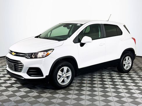 Used 2022 Chevrolet Trax LS w/ Tint and Cruise Package AWD/4WD image 4