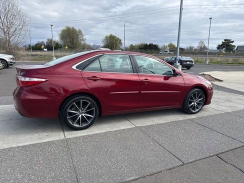 Used 2017 Toyota Camry XSE w/ Moonroof Package FWD image 4
