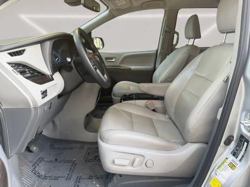 Used 2020 Toyota Sienna XLE w/ XLE Navigation Package FWD image 9