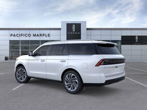 New 2026 Lincoln Navigator Reserve image 4